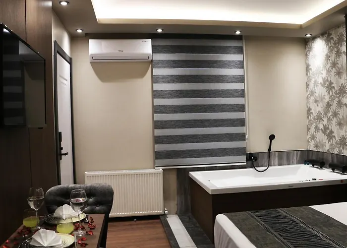 Grand Ueskuedar Hotel