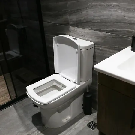 Grand Ueskuedar Hotell